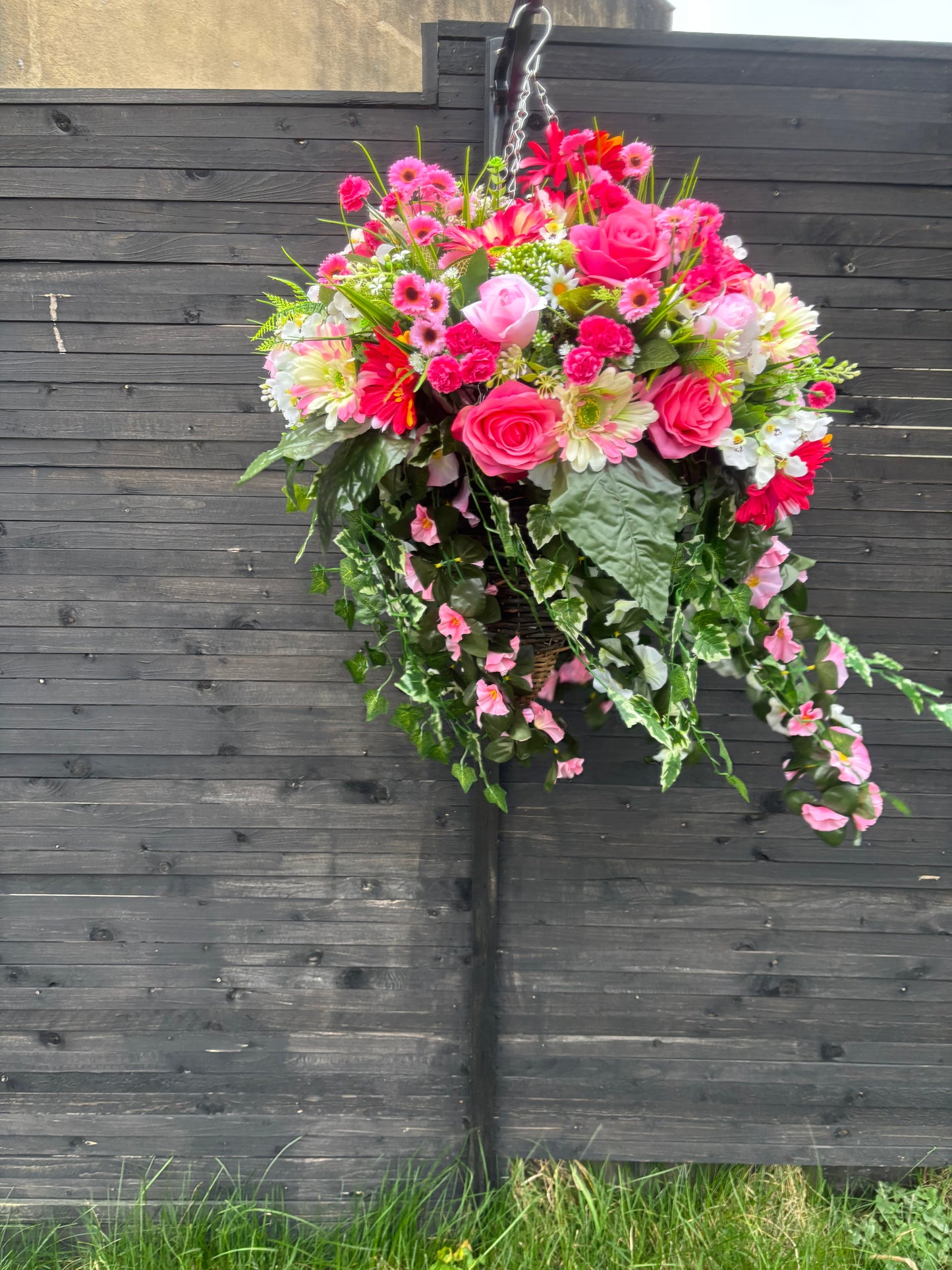 Super  Deluxe Rattan Baskets pinks.
